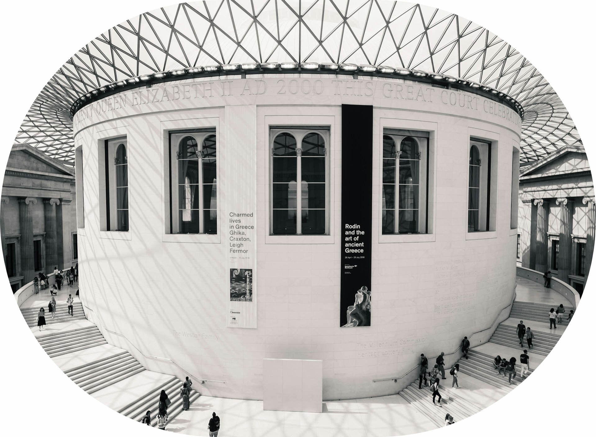 Interior de museo con arquitectura circular y visitantes